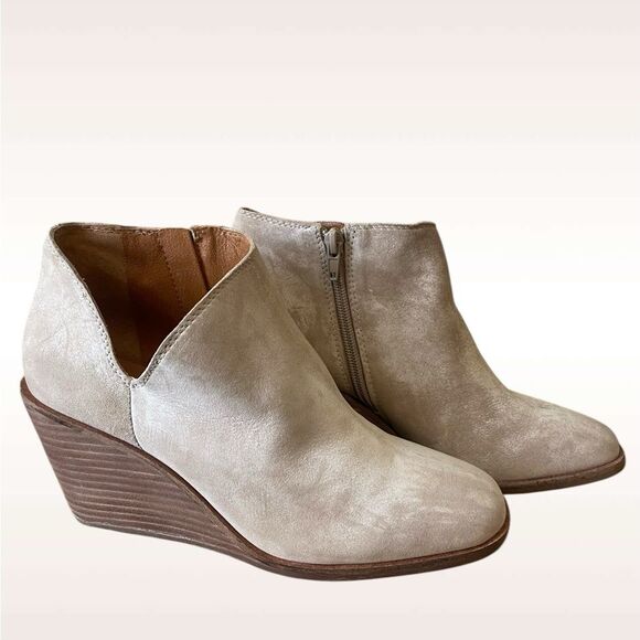 Lucky Brand Cream Suede Ankle Booties V-Cut wedge Melindi boots NWOB size 7.5 - Picture 10 of 13
